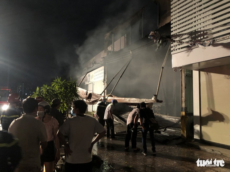 Garage fire burns three luxury cars in Ho Chi Minh City