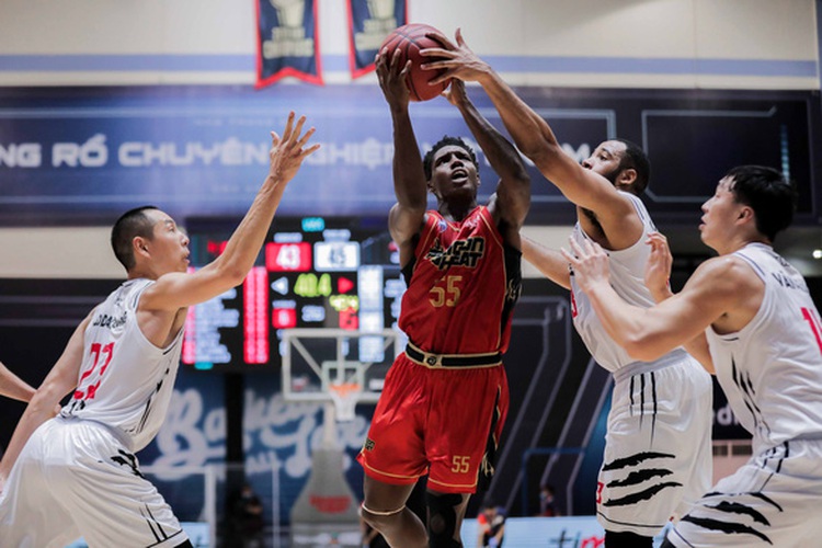 Thang Long Warriors hand first defeat to champions Saigon Heat in Vietnam’s pro basketball league