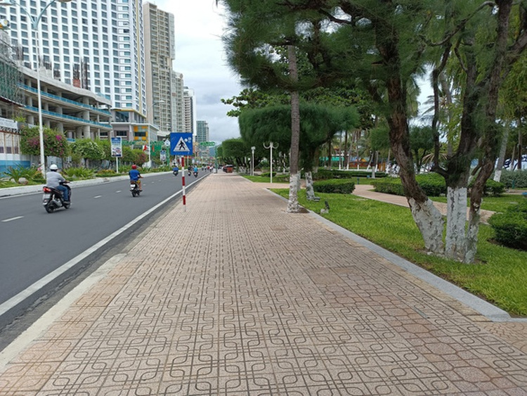 Beaches reopen in Vietnam’s Nha Trang following COVID-19 restrictions
