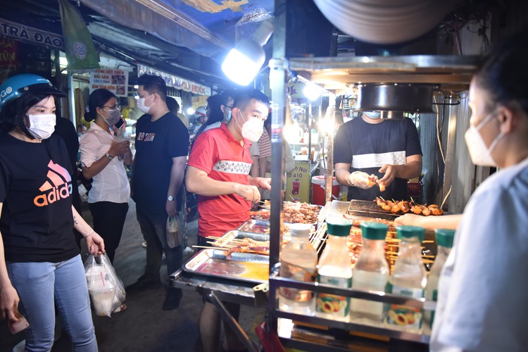 Ho Chi Minh City’s famous food street full of life again after COVID-19 hibernation