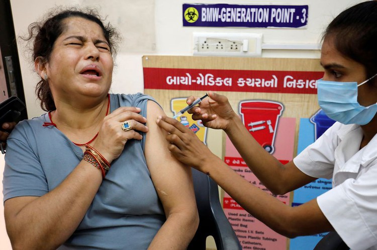 India celebrates 1 billion COVID-19 vaccine doses with song and dance