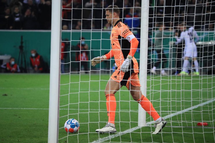 Soccer-Gladbach obliterate Bayern 5-0 to move into German Cup third round