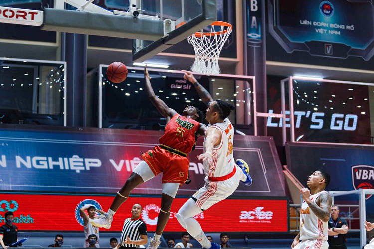 Vietnamese national basketball team’s Tam Dinh continues on despite injury in battle against Saigon Heat