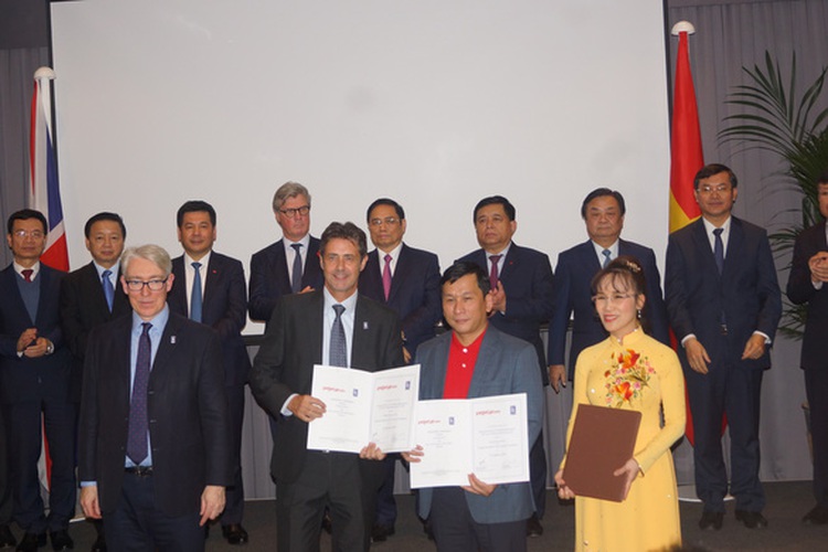 Vietnamese firms, agencies sign 25 agreements with foreign partners on PM’s trip in UK