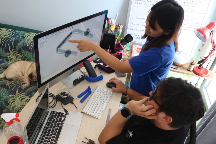 Vietnamese-Colombian couple devotes heart, efforts to helping paralyzed dogs walk again