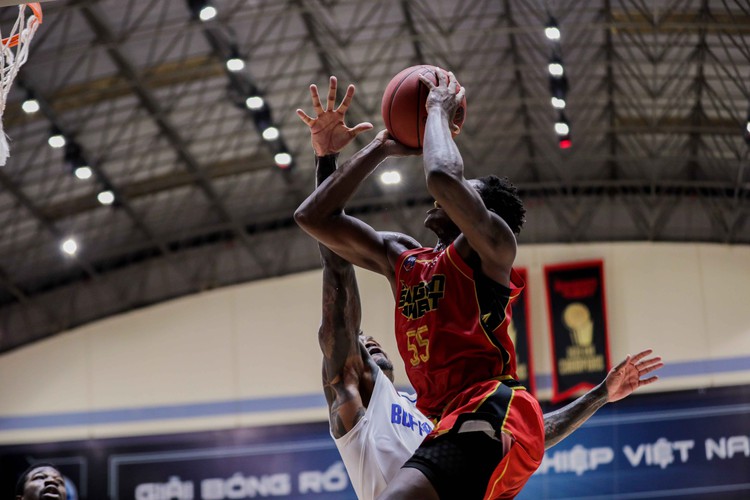Saigon Heat’s rookie challenges Hanoi Buffaloes’ ‘block machine’