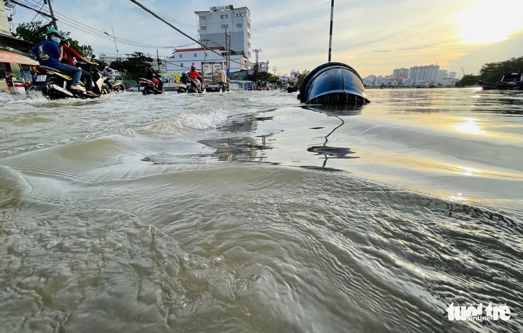 Ho Chi Minh City residents struggle amid record-high tide