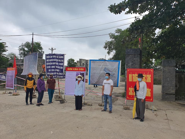 Residents barricade cement factory over serious pollution in Vietnam