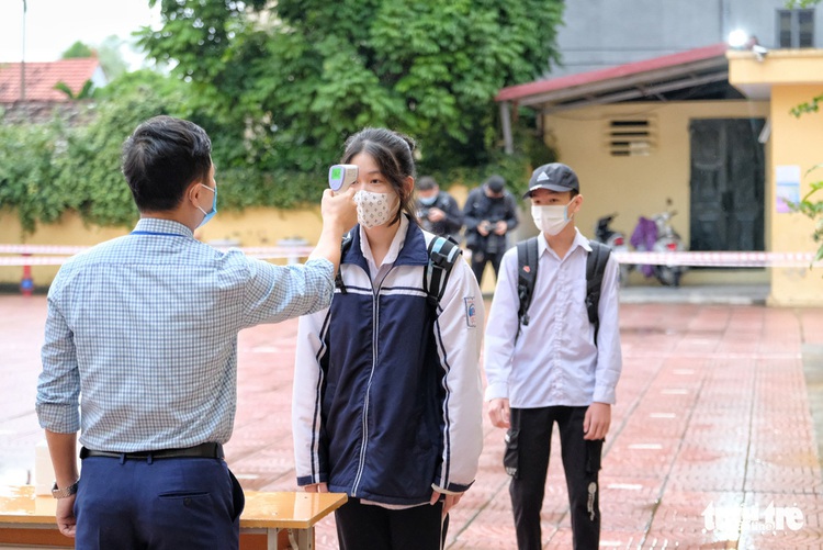 Students return to in-person classes in Hanoi after 6-month COVID-19 break