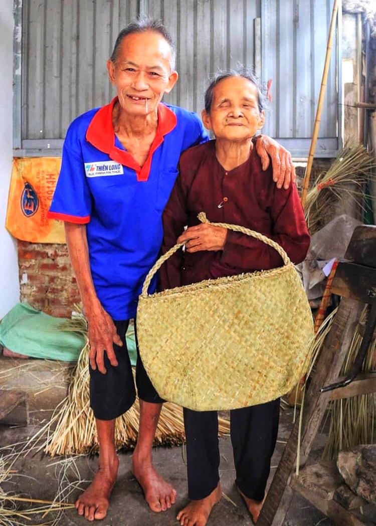 Young man sells straw bags to inspire love for environment in Vietnam