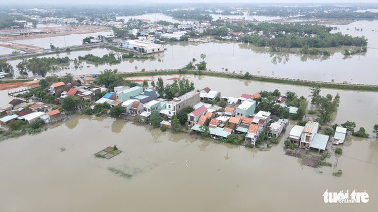 Downpours to linger in central Vietnam through November