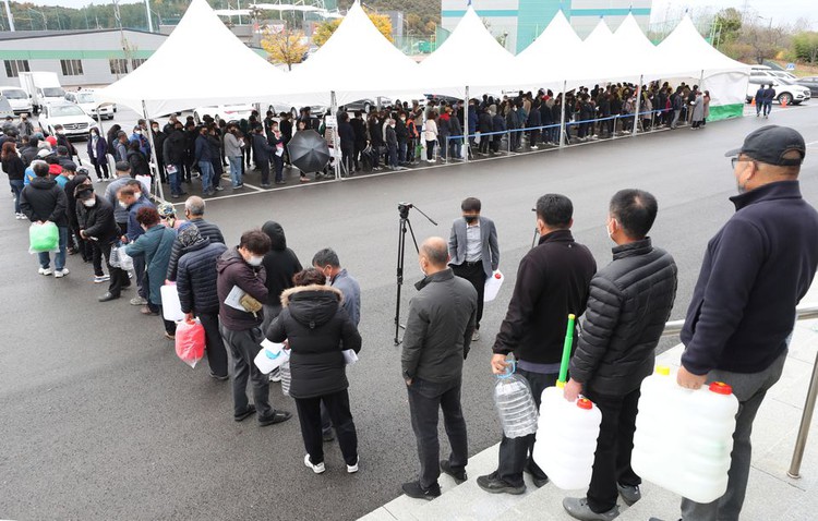 S.Korea rations urea supply amid shortage leading drivers to panic buy
