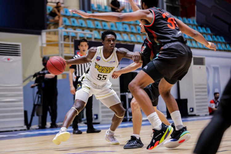 Saigon Heat’s Daquan Bracey battles it out against some of VBA’s tallest players