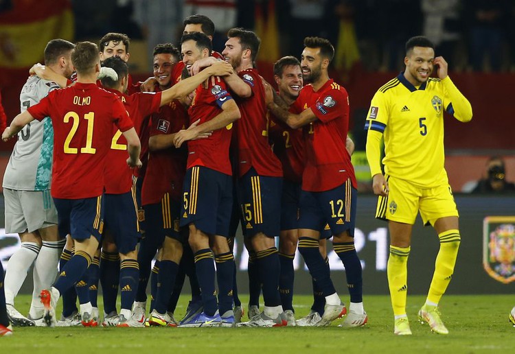 Spain's Morata grabs late winner to seal World Cup spot