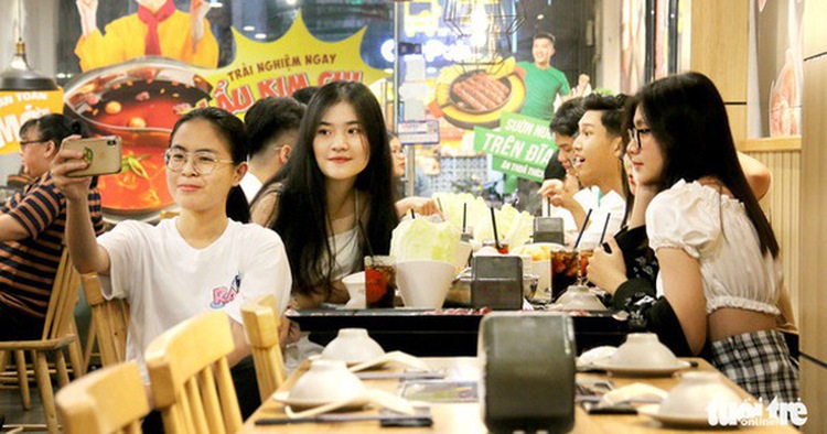 Ho Chi Minh City eateries given green light to open until 10:00 pm, serve alcoholic beverages
