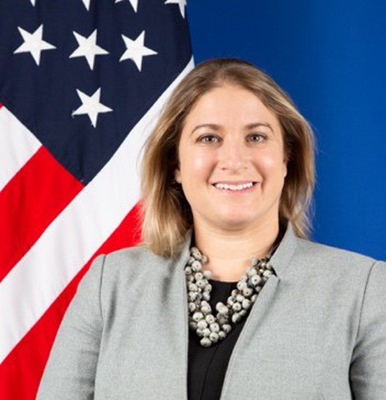 American diplomat sings popular Vietnamese song about teachers on Teachers’ Day