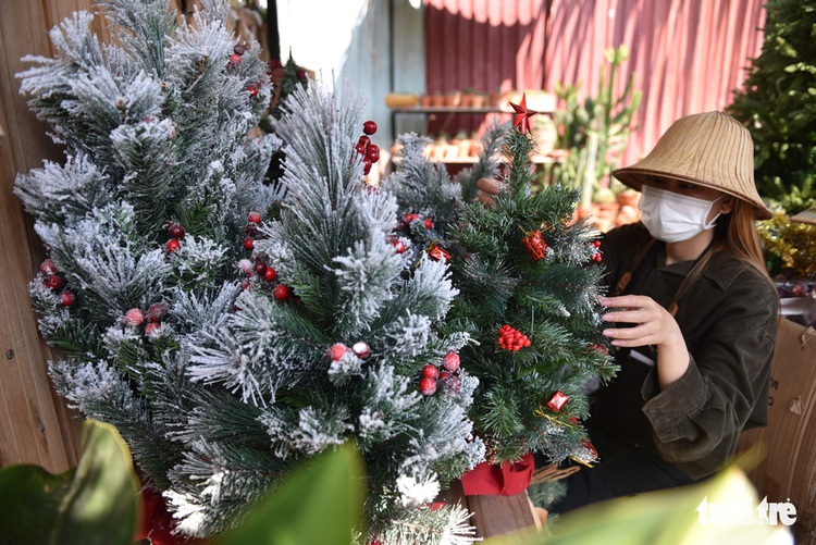 Saigon shoppers opt to purchase Christmas decorations online