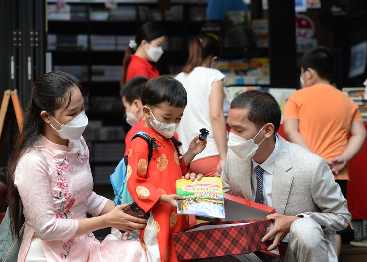 Couple celebrates low-key wedding at Ho Chi Minh City book street
