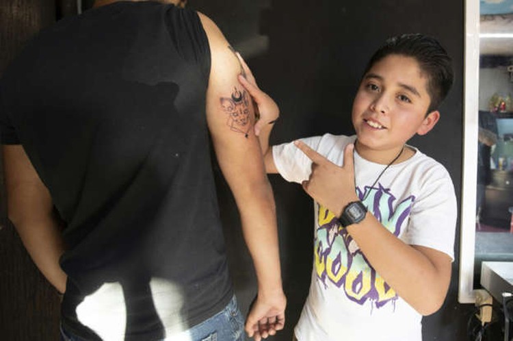 Mexican 11-year-old tattooist follows in father's footsteps