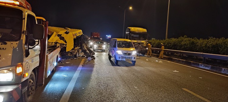 Driver killed, passengers injured as van rear-ends tractor-trailer on Vietnam expressway