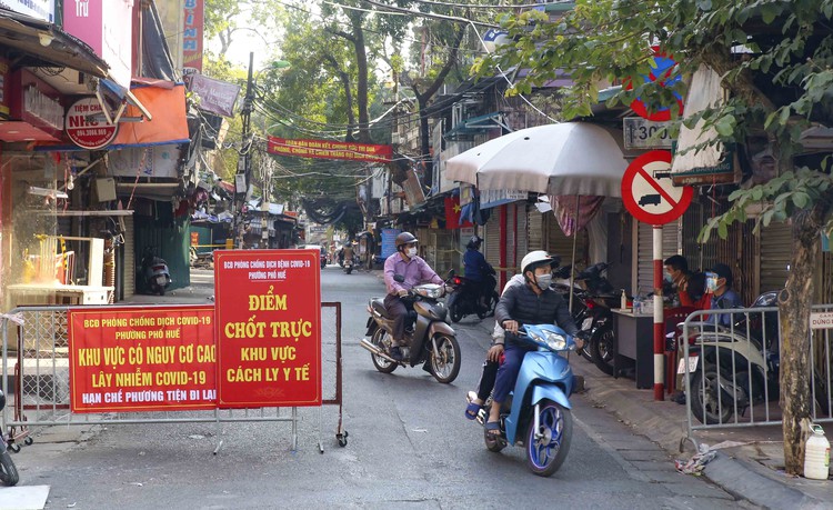 Hanoi brings back COVID-19 barriers as cases surge