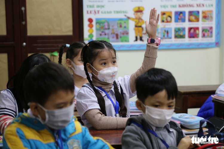 Hanoi 12th graders, Da Nang 1st graders back to school