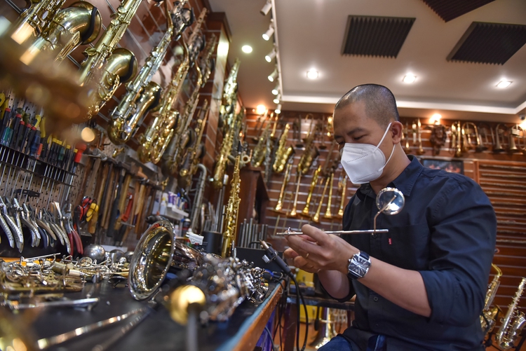 Man repairs saxophones for over two decades in Ho Chi Minh City