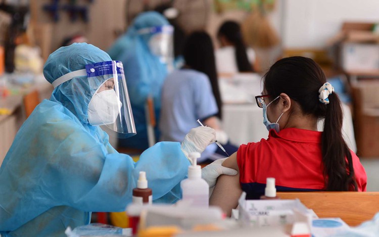Ho Chi Minh City to start administering 3rd COVID-19 vaccine shots this week