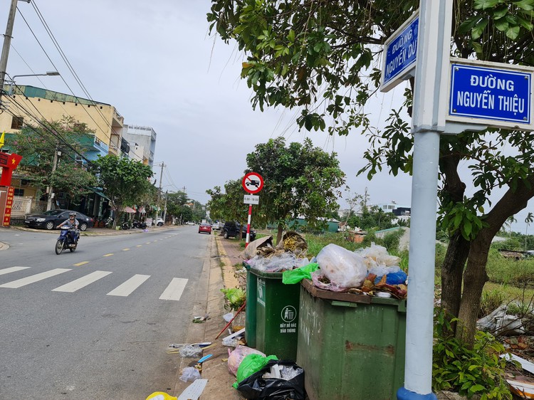 Garbage piles up in central Vietnamese city as locals block road to dumpsite