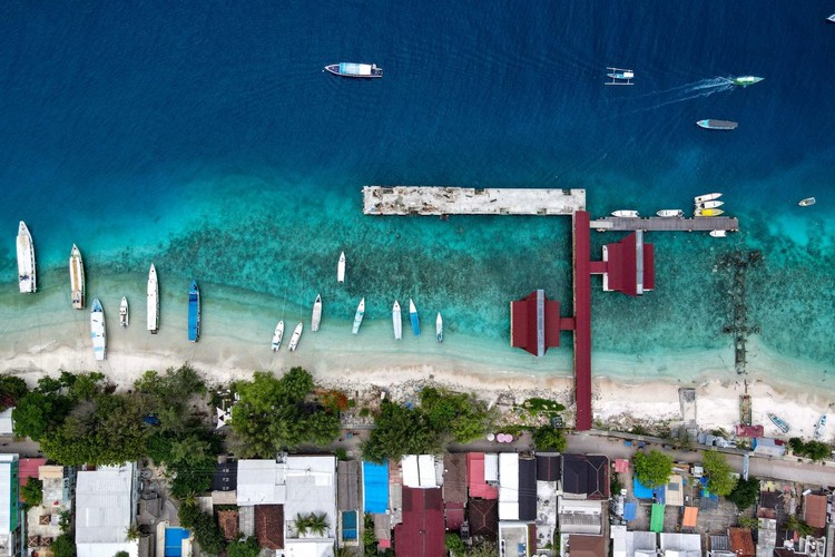 Virus turns Indonesia holiday island into desert of abandoned resorts