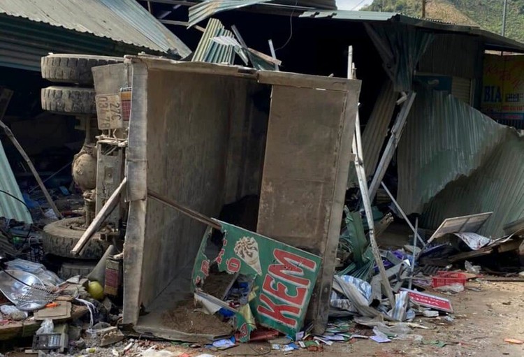 Two killed, three hospitalized as truck rams roadside market in northern Vietnam