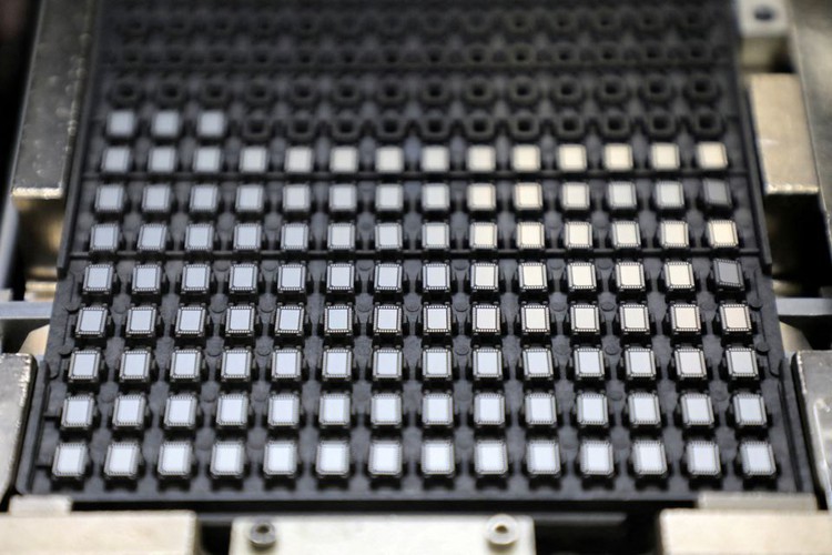 India outlines $10 bln plan to woo global chip makers
