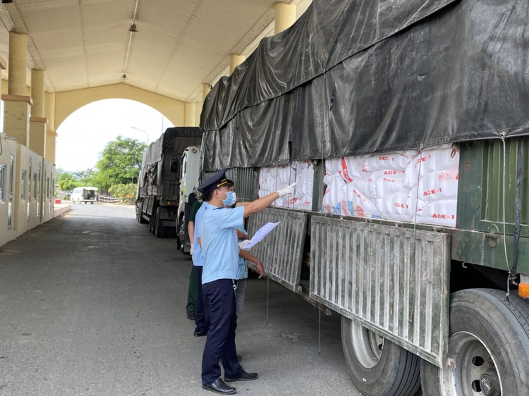 Vietnam strengthens control along Cambodia border to prevent Omicron variant