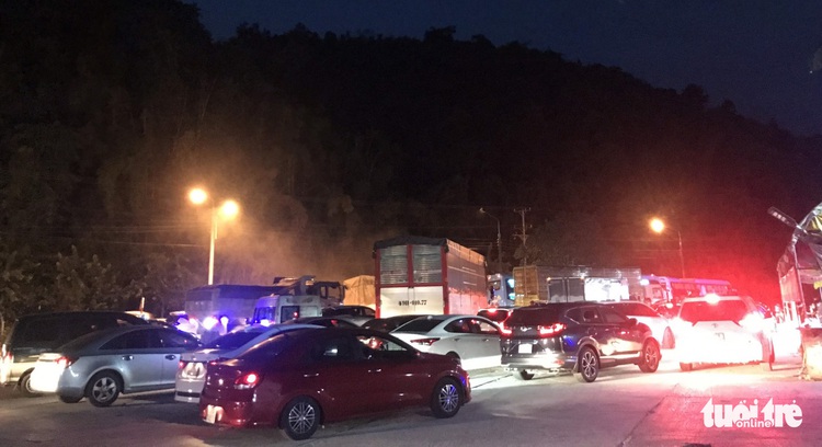 Droves of weekend visitors jam COVID-19 checkpoint in Vietnam’s Lam Dong again