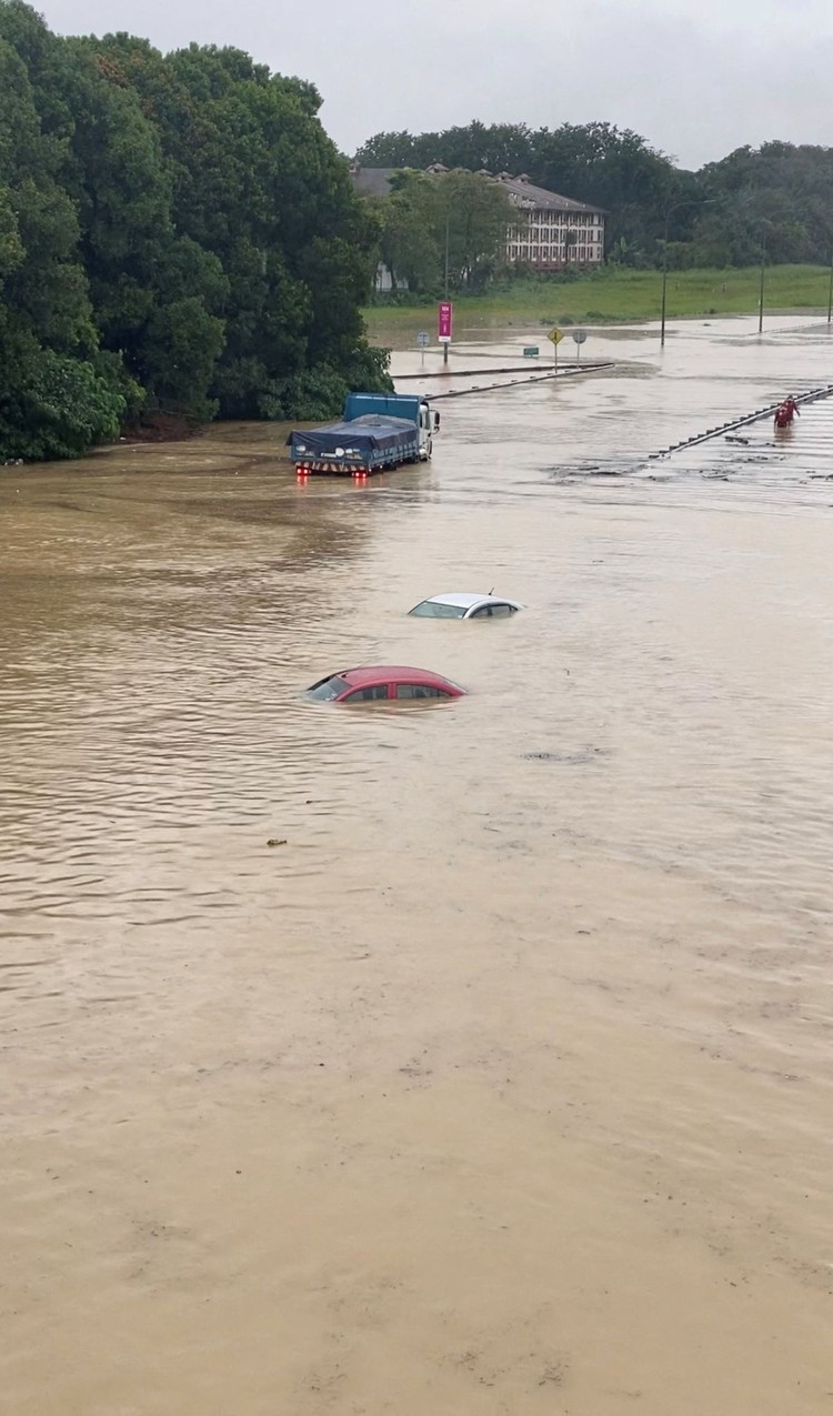 Thousands displaced by floods in Malaysia