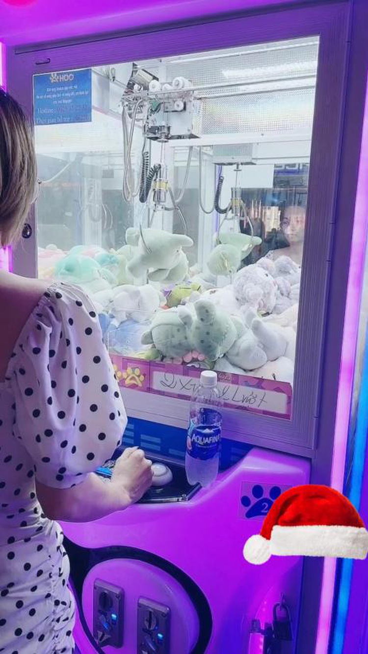 In Vietnam, woman donates stuffed animals won in crane games to poor kids