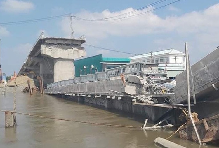 Unfinished bridge collapses in southern Vietnam
