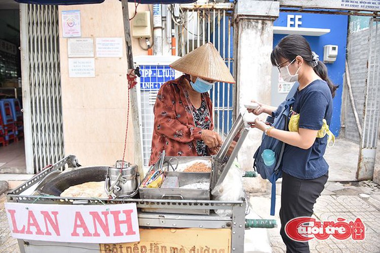Teochew glutinous sesame cake a long-standing sweet treat in Saigon