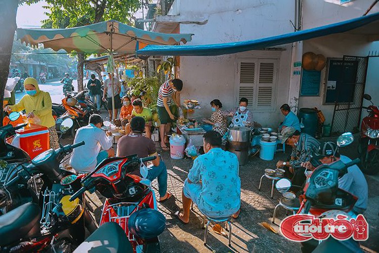 This Saigon food stall sells porridge for less than ten US cents