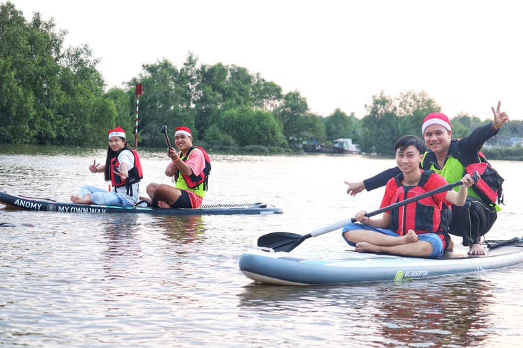 Christmas brings standup paddle boarding to underprivileged children in Ho Chi Minh City