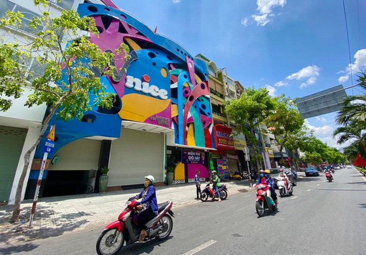 Ho Chi Minh City to officially resume bar, disco, karaoke, massage services on January 10