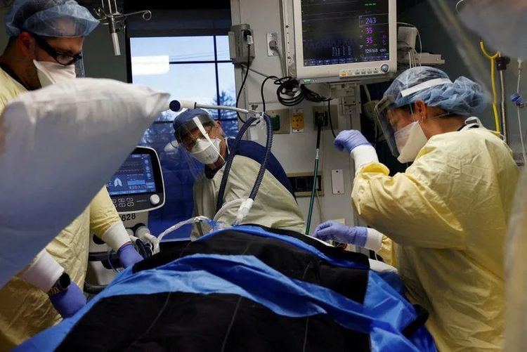 U.S. breaks COVID-19 hospitalization record at over 132,000 as Omicron surges