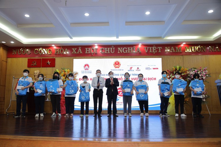 Scholarships worth $440,000 awarded to 800 children who lost parents to COVID-19 in Vietnam
