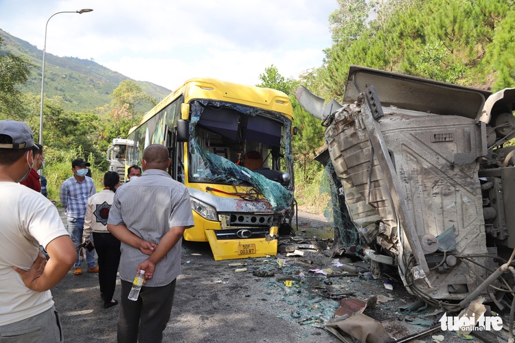 Four injured in pile-up on pass in Vietnam's Central Highlands