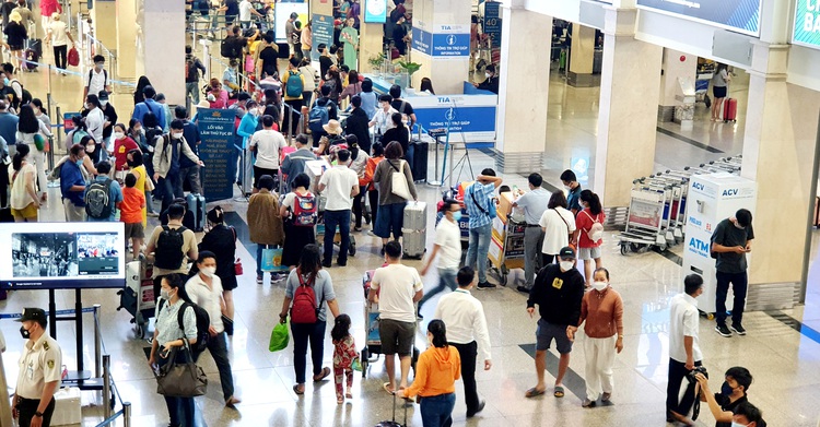 Ho Chi Minh City airport crowded with passengers ahead of Tet