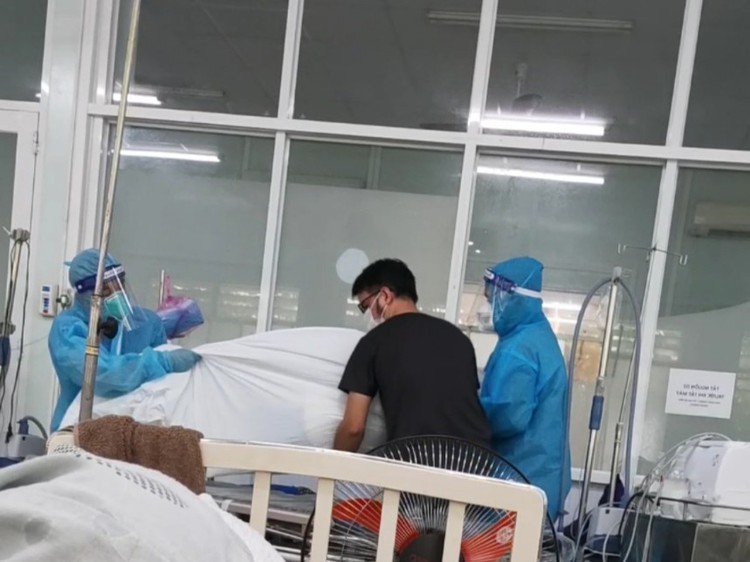 COVID-19 caregiving service in high demand amid surging infections in Hanoi