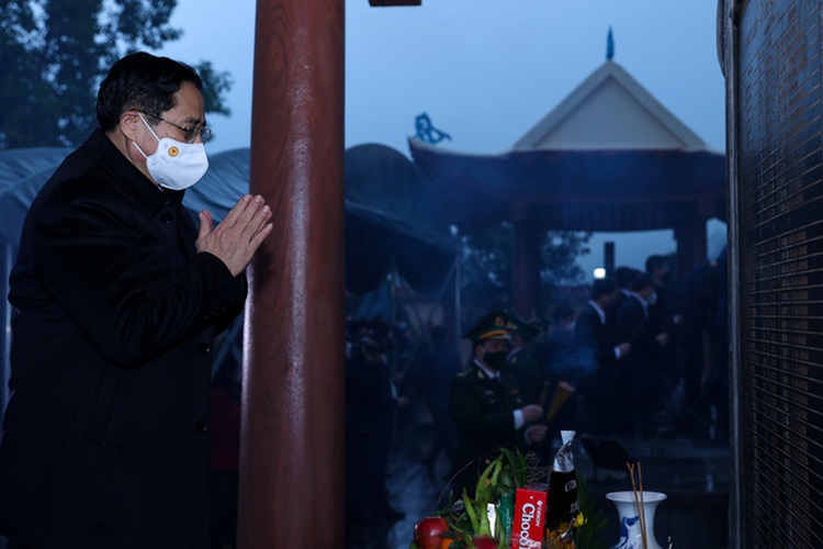 PM Pham Minh Chinh pays homage to border war martyrs in northern Vietnam