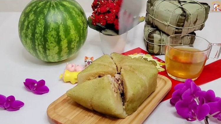 Indonesian man makes Vietnamese 'banh chung' to celebrate Lunar New Year in Canada