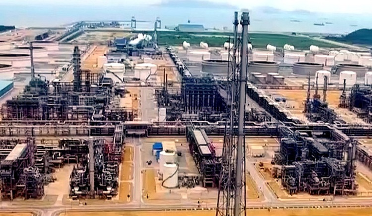 Vietnam’s petroleum traders struggling with supply shortage, losses