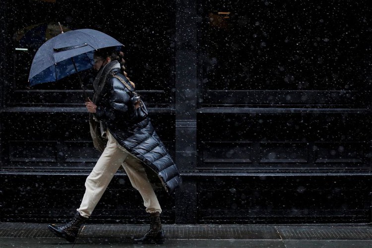U.S. Northeast braces for blizzard bringing up to 2 feet of snow